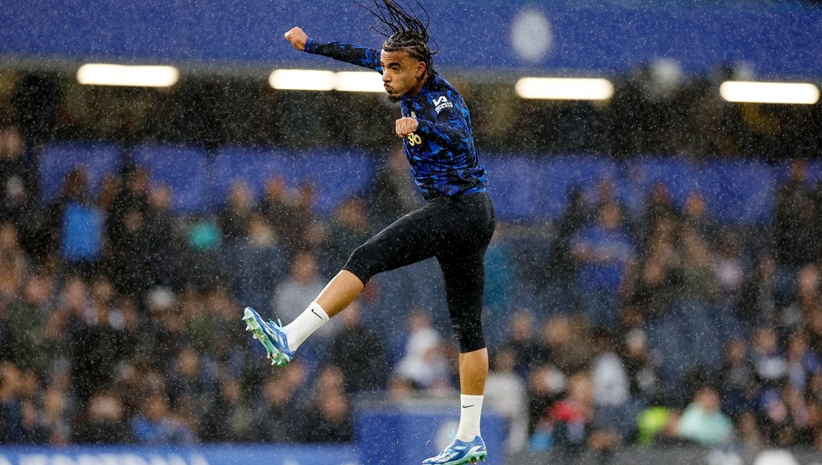 Posisi Reece James sebagai bek kanan yang tak tergantikan di klub Liga Inggris (Premier League), Chelsea, bisa saja terancam seiring kehadiran Malo Gusto. Copyright: © Reuters/Peter Cziborra