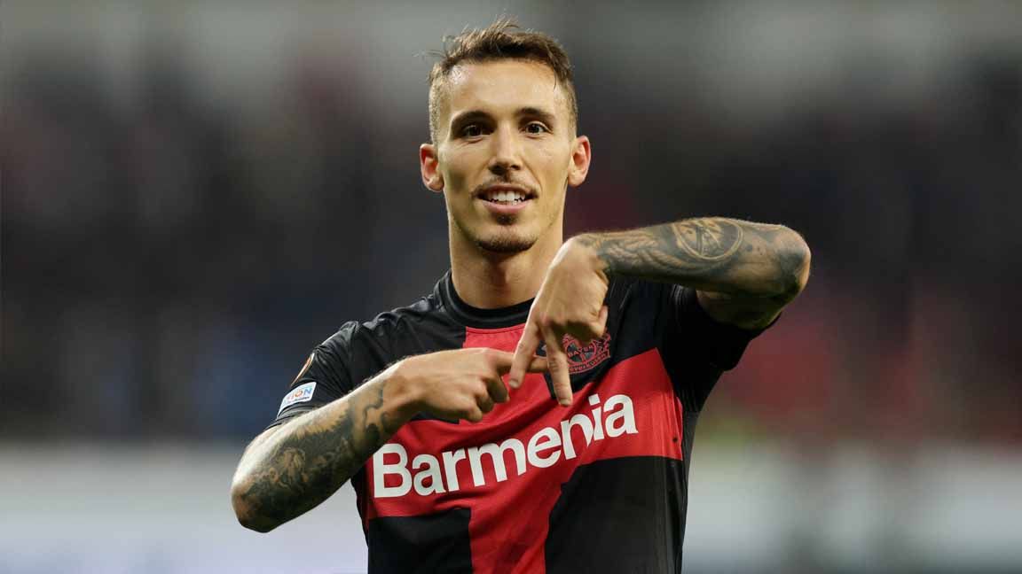 Alejandro Grimaldo, pemain Bayer Leverkusen. (Foto: REUTERS/Thilo Schmuelgen) Copyright: © REUTERS/Thilo Schmuelgen