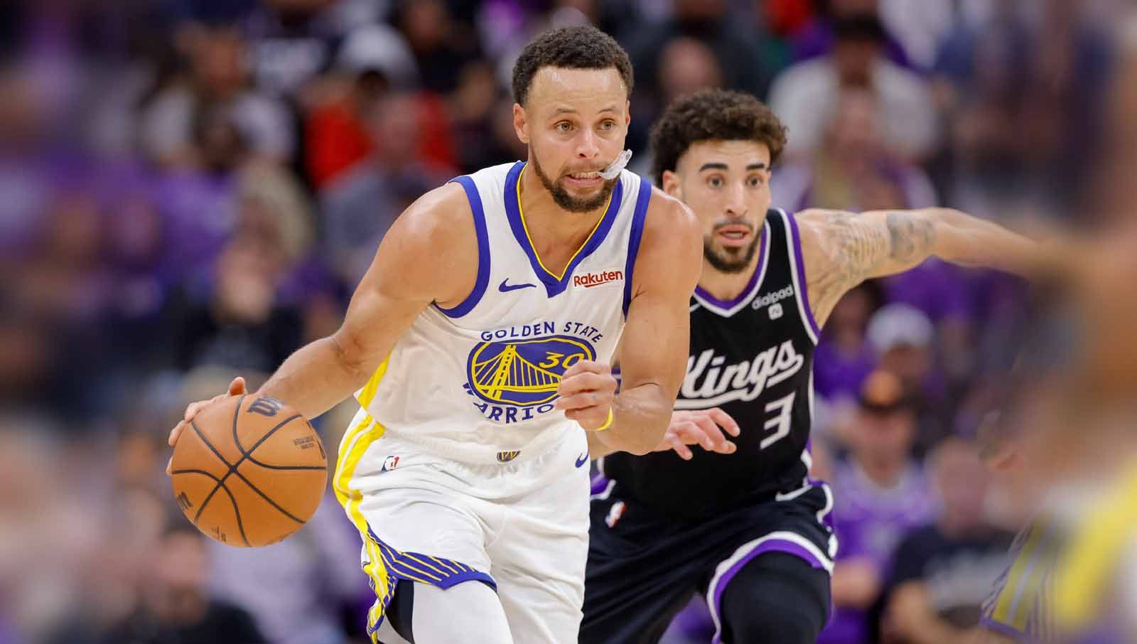 Pebasket State Warriors Stephen Curry saat menggiring bola melewati pebasket Sacramento Kings Chris Duarte pada laga NBA di Golden 1 Center. (Foto: REUTERS/Sergio Estrada) Copyright: © REUTERS/Sergio Estrada