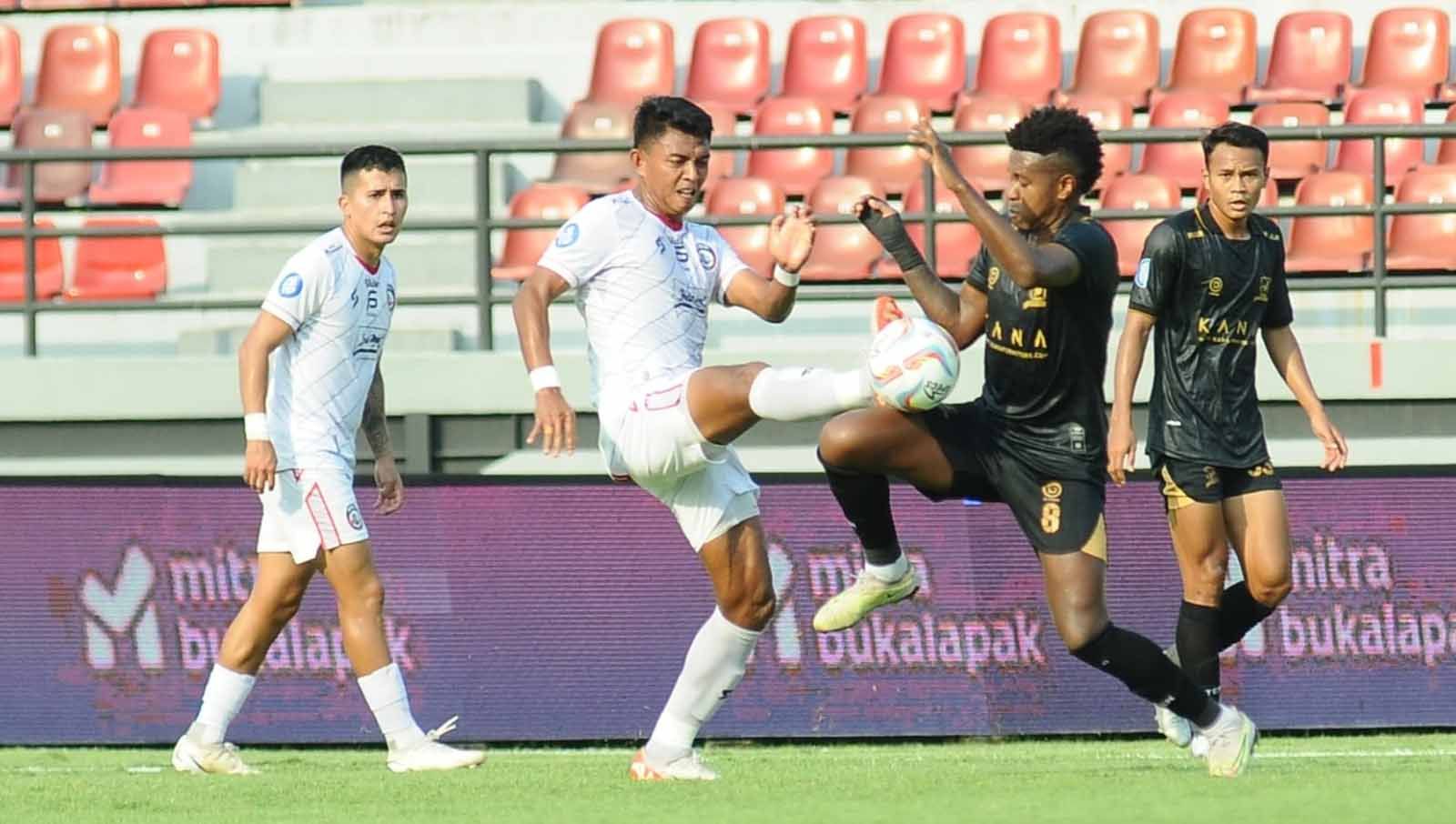 Pemain Arema Dedik Setiawan saat berebut bola dengan pemain Madura United Jaja pada laga Liga 1 2023, Sabtu (28/10/23). (Foto: MO Arema FC) Copyright: © MO Arema FC