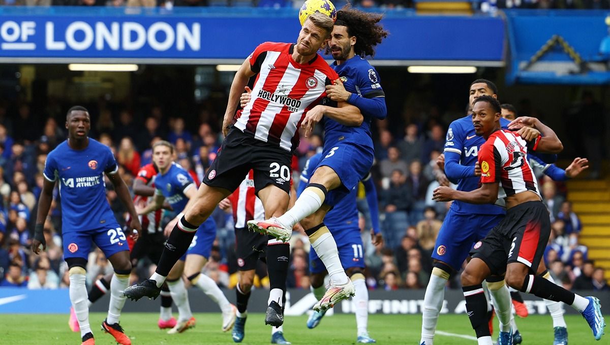Duel udara antara Marc Cucurella dan Kristoffer Ajer di laga Liga Inggris Chelsea vs Brentford Copyright: © REUTERS/Hannah Mckay