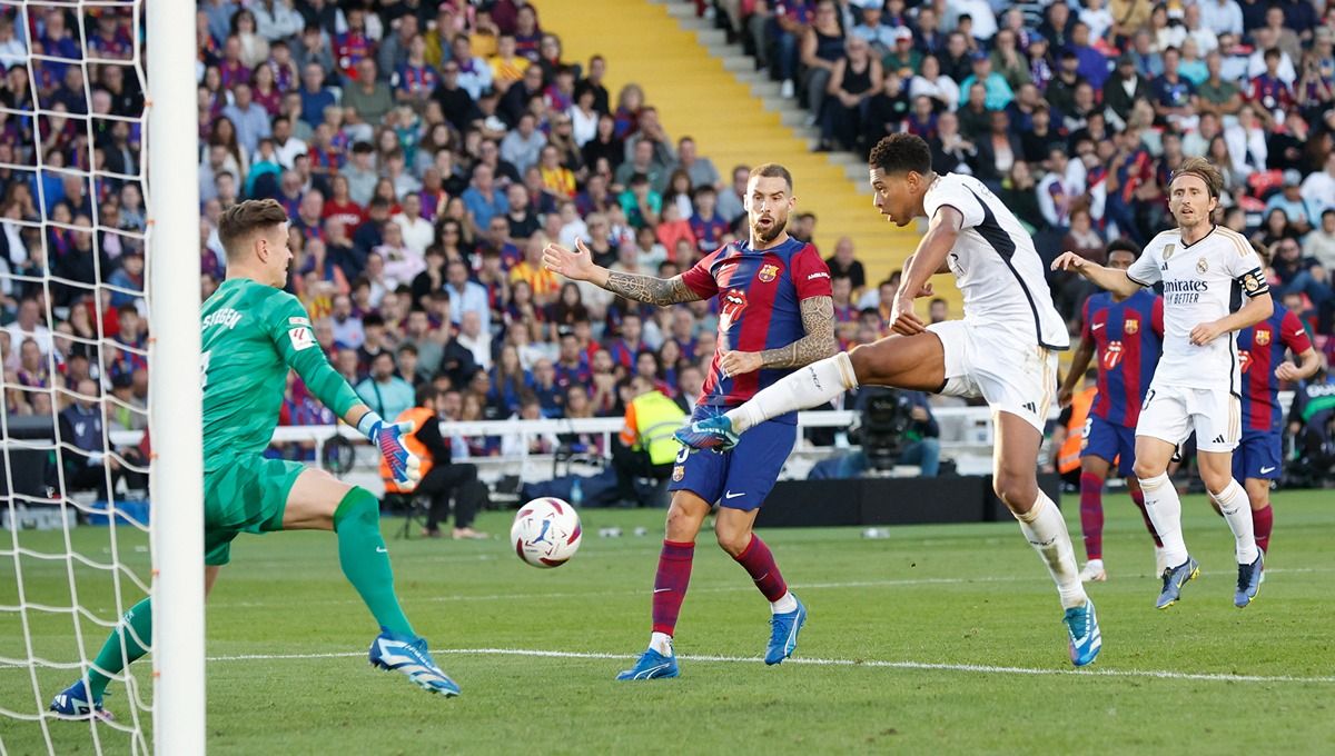 Jude Bellingham mencetak gol di laga Barcelona vs Real Madrid. (Foto: REUTERS/Albert Gea) Copyright: © REUTERS/Albert Gea