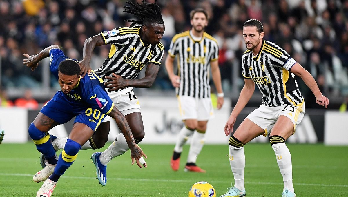 Aksi Moise Kean berduel dengan Michael Folorunsho di laga Juventus vs Verona. (Foto: REUTERS/Massimo Pinca) Copyright: © REUTERS/Massimo Pinca