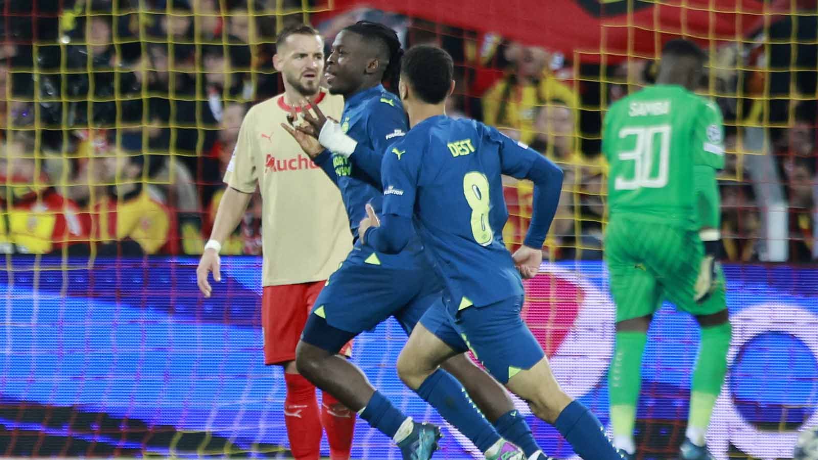 Pemain PSV Eindhoven Johan Bakayoko merayakan gol bersama rekan setimnya. (Foto: REUTERS/Pascal Rossignol) Copyright: © REUTERS/Pascal Rossignol