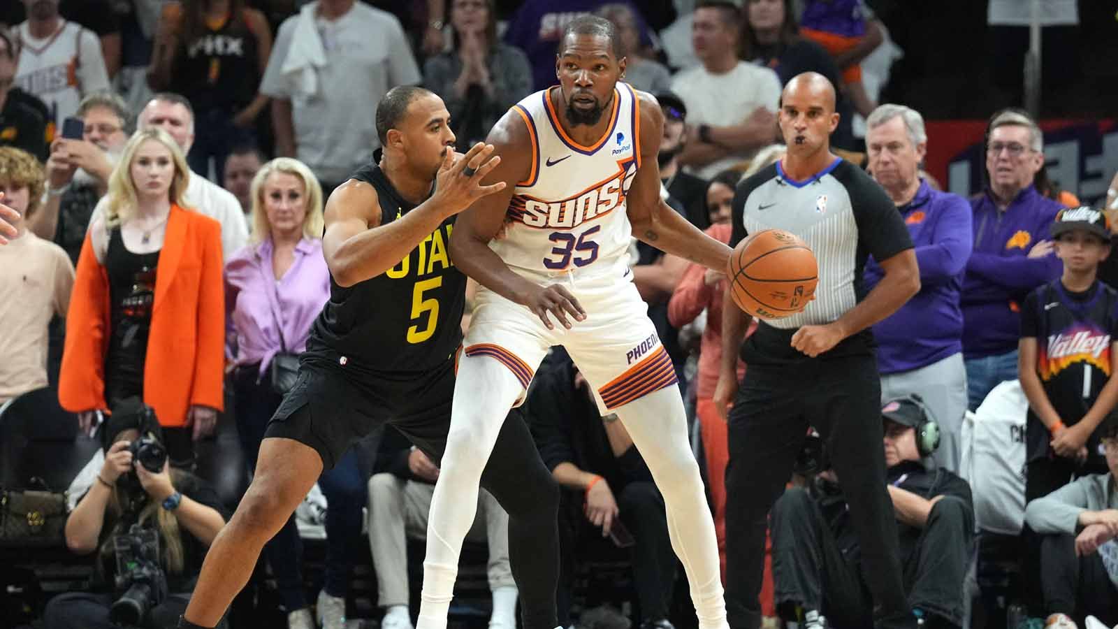 Pebasket Phoenix Suns Kevin Durant saat menguasai bola dan dihadang pebasket Utah Jazz Talen Horton-Tucker pada laga NBA di Footprint Center. (Foto: REUTERS/Joe Camporeale) Copyright: © REUTERS/Joe Camporeale