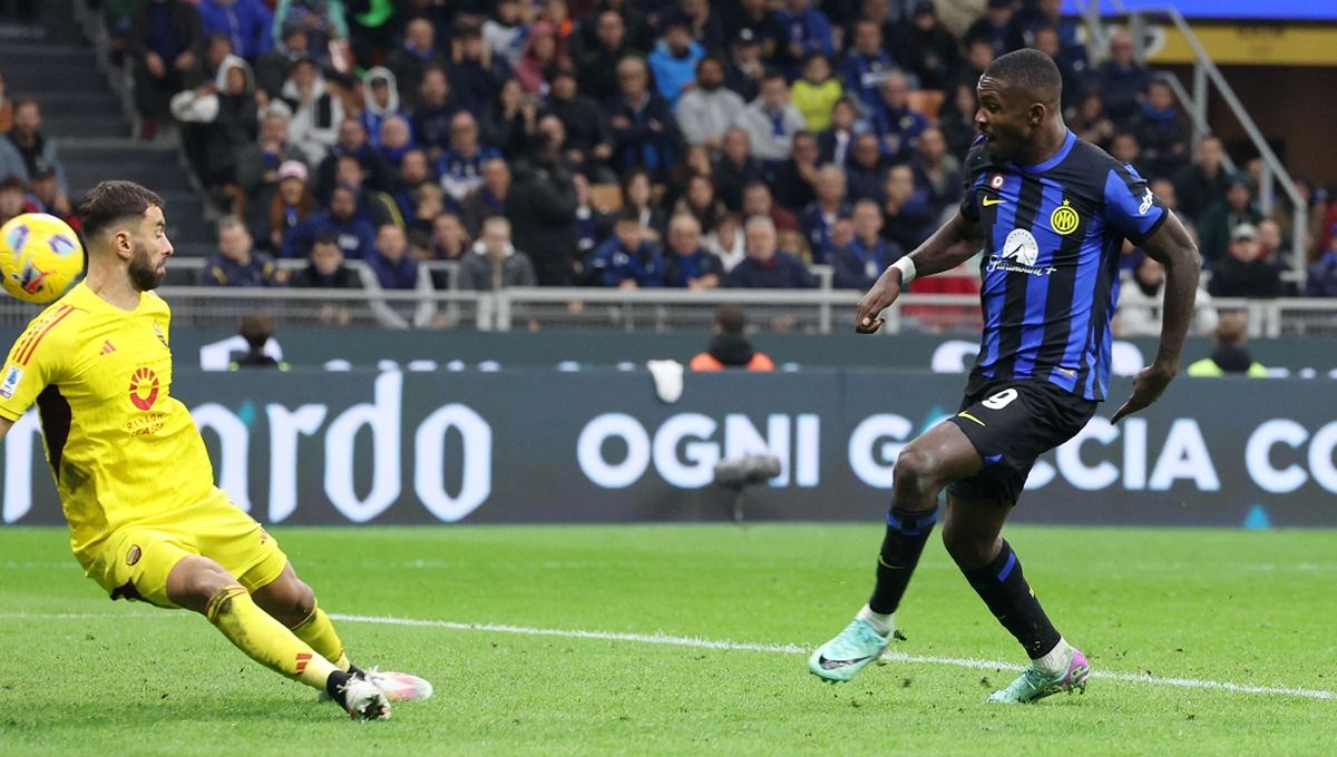 Proses gol Marcus Thuram (kanan) di laga Inter Milan vs AS Roma. (Foto: REUTERS/Claudia Greco) Copyright: © REUTERS/Claudia Greco