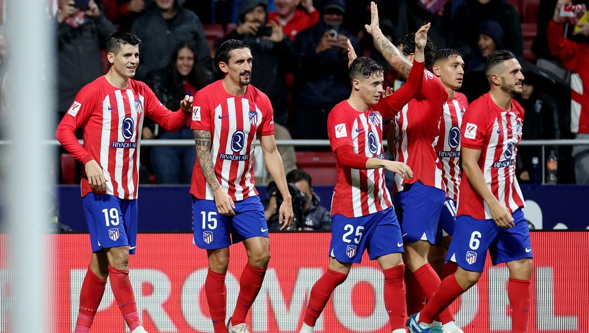 Alvaro Morata (kiri) merayakan golnya di laga Atletico Madrid vs Alaves. (Foto: REUTERS/Isabel Infantes) Copyright: © REUTERS/Isabel Infantes