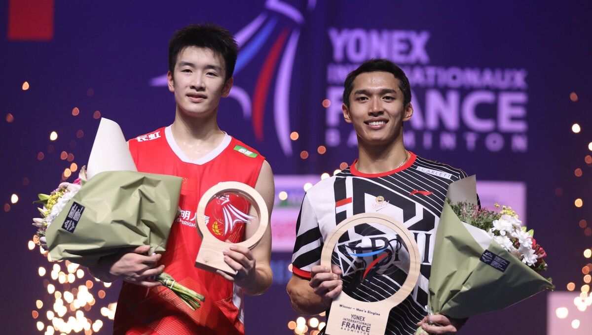 Li Shifeng (China) dan Jonatan Christie (Indonesia) di podium juara French Open 2023. Setelah ini keduanya akan berlaga di BWF World Tour Finals 2023. (Foto: Humas PP PBSI) Copyright: © Humas PP PBSI