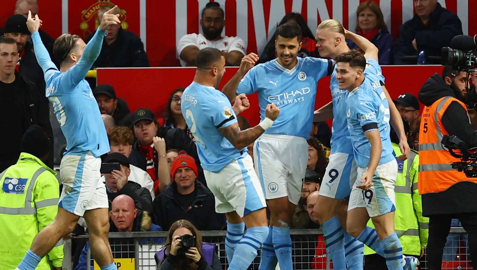 Selebrasi pemain Manchester City Erling Braut Haaland usai mencetak gol kedua bersama rekan setimnya pada laga Liga Inggris di Stadion Old Trafford, Manchester, Inggris. (Foto: REUTERS/Molly Darlington) Copyright: © REUTERS/Molly Darlington