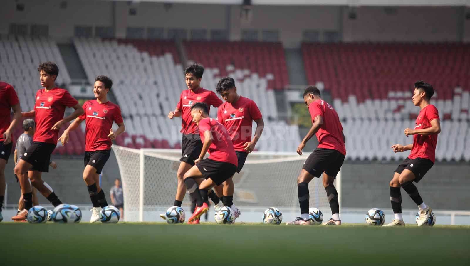 Latihan Timnas Indonesia U-17 di Stadion GBK, Senin (31/10/23). (Foto: Herry Ibrahim/INDOSPORT) Copyright: © her