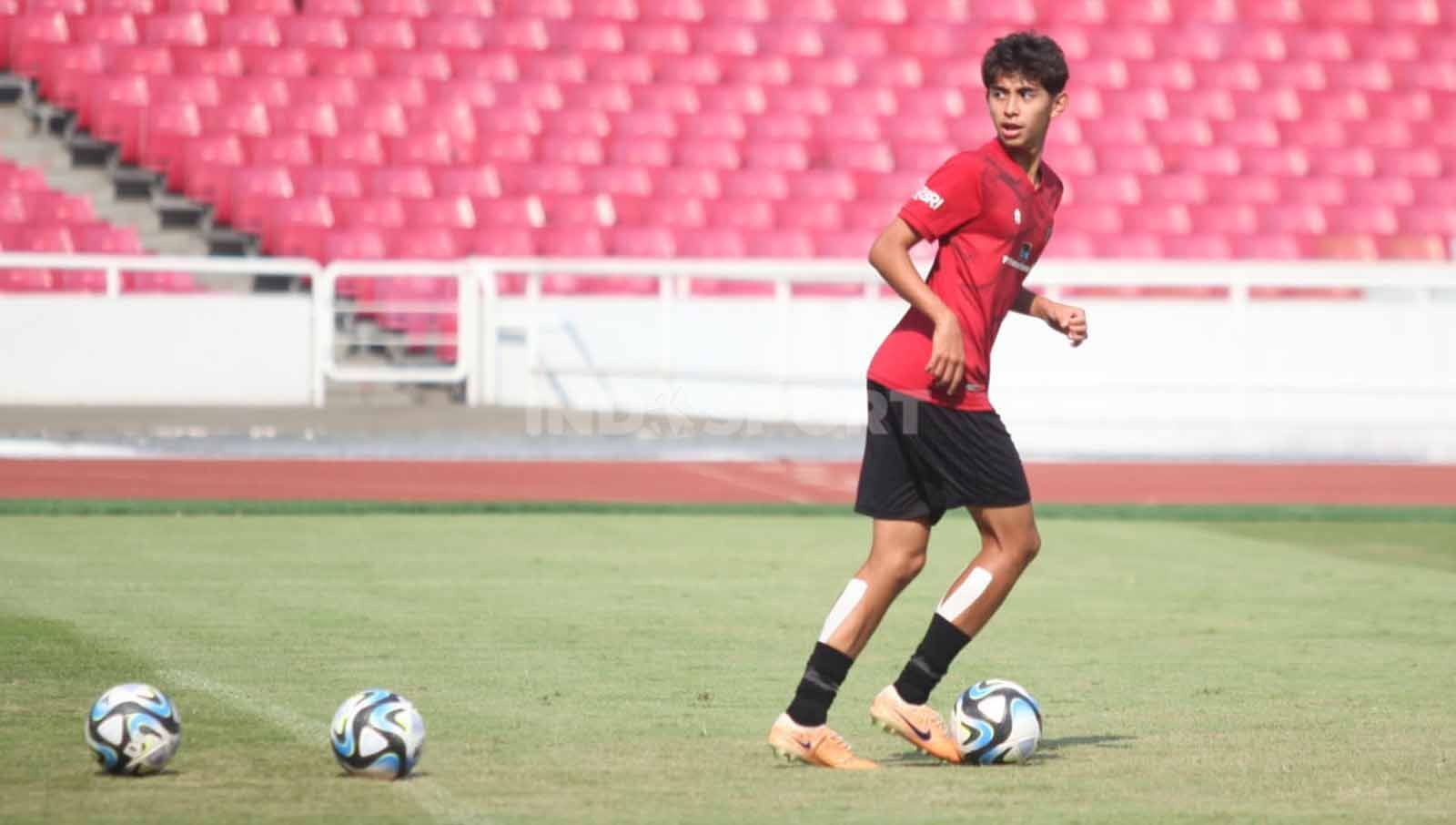 Welber Jardim, pemain keturunan Timnas Indonesia U-17 saat menjalani latihan di Stadion GBK, Senin (30/10/23). Copyright: © Herry Ibrahim/INDOSPORT