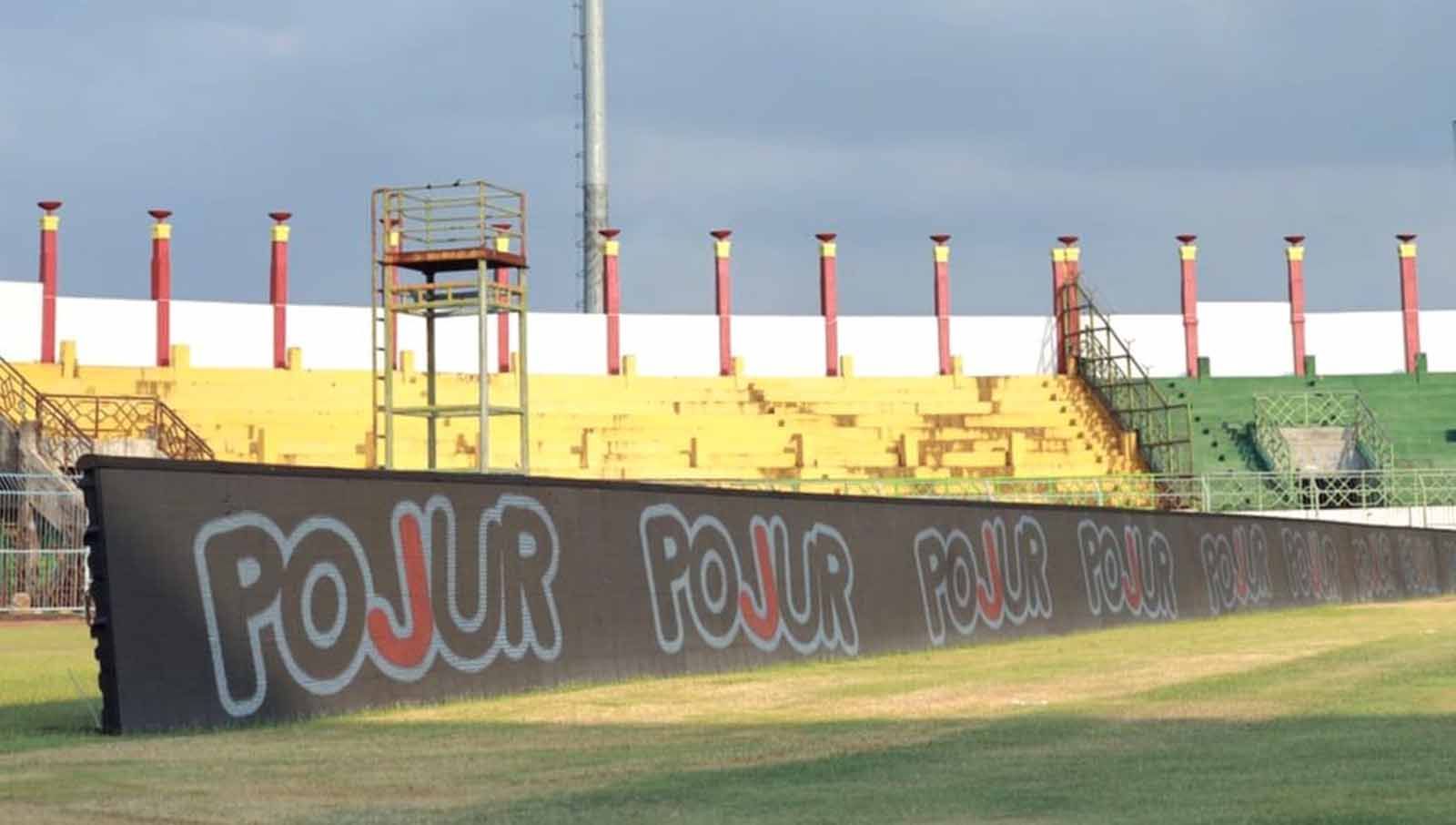 LED Board sudah dipindahkan Madura United ke Stadion Gelora Bangkalan jelang menjamu Persib Bandung. (Foto: MO Madura United) Copyright: © MO Madura United