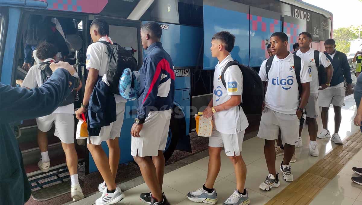 Tiba di Kota Pahlawan, pelatih Panama U-17 Mike Stump mengaku sudah tidak sabar untuk segera menggelar latihan jelang Piala Dunia U-17. (Foto: Fitra Herdian/INDOSPORT) Copyright: © Fitra Herdian/INDOSPORT