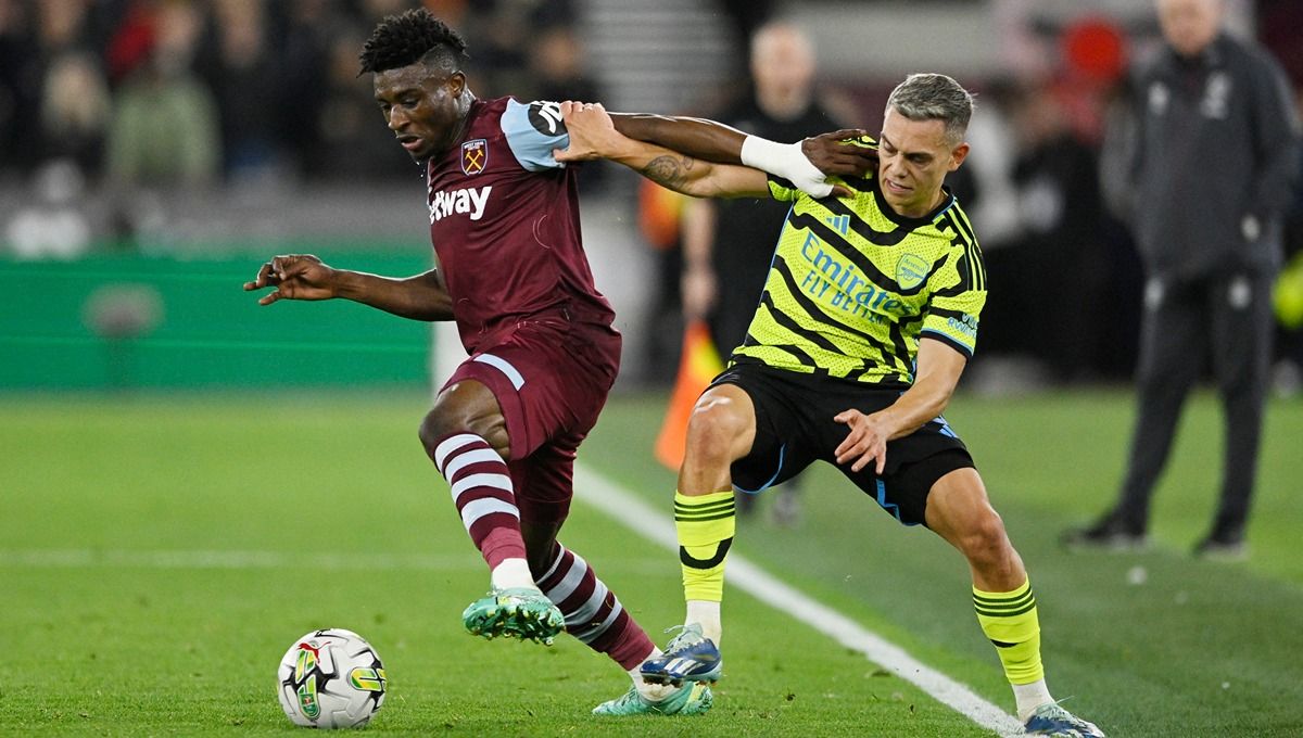 Hasil Carabao Cup 2023/2024 antara West Ham United vs Arsenal, Kamis (02/11/23), berkesudahan dengan skor 3-1 untuk tuan rumah. Copyright: © REUTERS/Tony Obrien