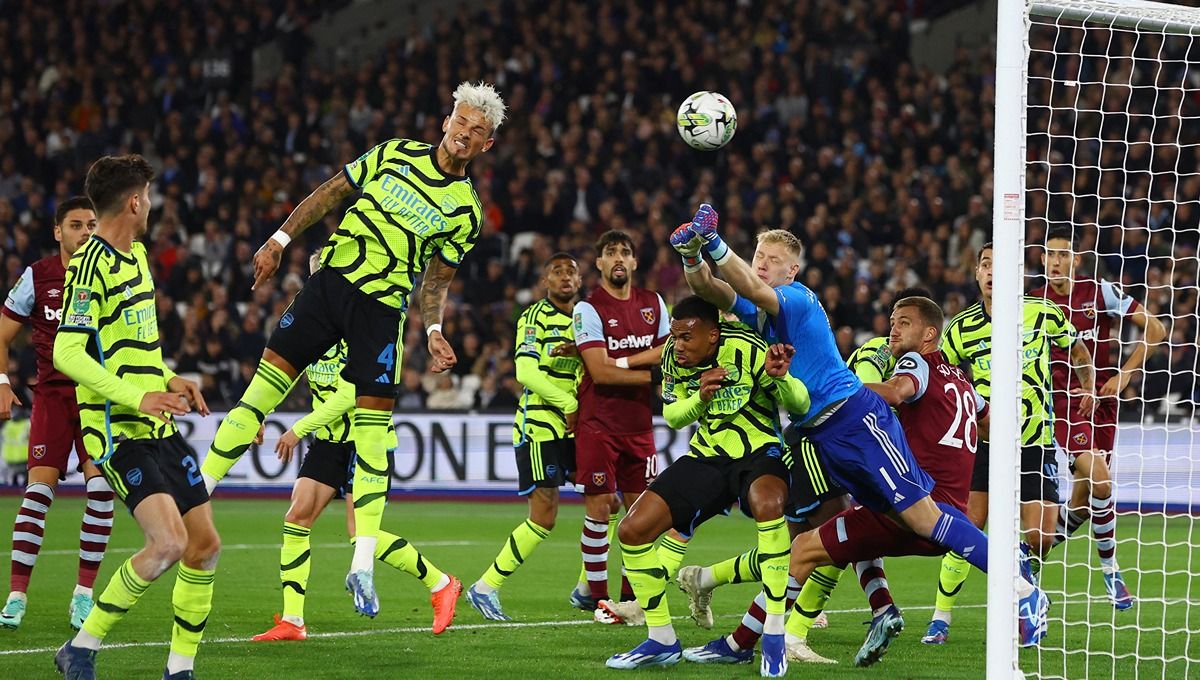 Ben White melakukan gol bunuh diri di laga West Ham vs Arsenal. (Foto: Reuters/Paul Childs) Copyright: © Reuters/Paul Childs