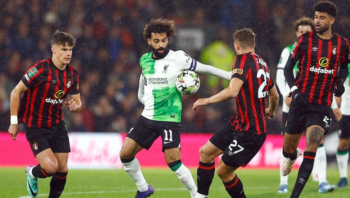 Mohamed Salah (tengah) dikepung lawan di laga Bournemouth vs Liverpool. (Foto: REUTERS/Peter Nicholls) Copyright: © REUTERS/Peter Nicholls
