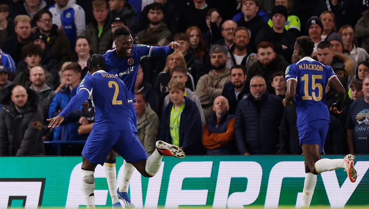 Benoit Badiashile (tengah) merayakan gol di laga Chelsea vs Blackburn Rovers. (Foto: REUTERS/Andrew Couldridge) Copyright: © REUTERS/Andrew Couldridge