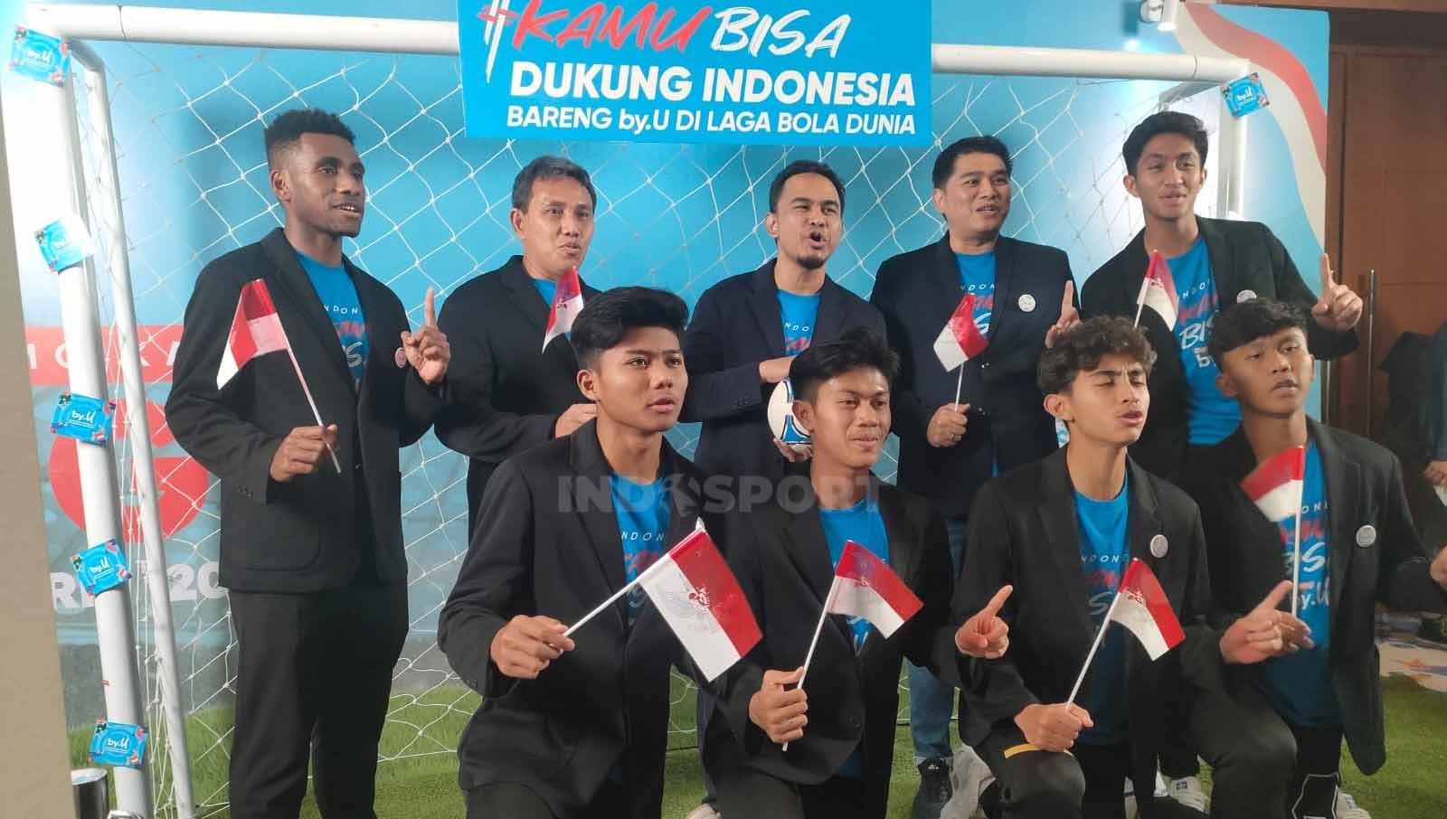 Bima Sakti bersama pemain Timnas Indonesia u-17 yang akan berlaga di Piala Dunia U-17. Foto: Zainal Hasan/INDOSPORT. Copyright: © Zainal Hasan/INDOSPORT