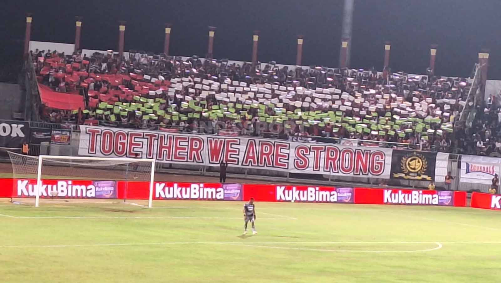 Suporter Madura United tampilkan koreografi bergambar bendera Palestina sebagai bentuk dukungan saat menjamu Persib Bandung di Stadion Gelora Bangkalan. Copyright: © Ian Setiawan/INDOSPORT