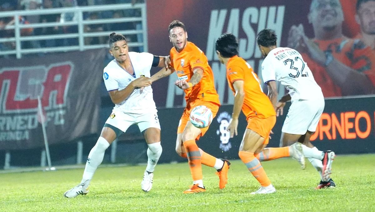 Aksi bomber Borneo FC yakni Felipe Cadenazzi saat melawan Persik Kediri di pekan ke-18 Liga 1 2023-2024. Copyright: © MO Persik Kediri