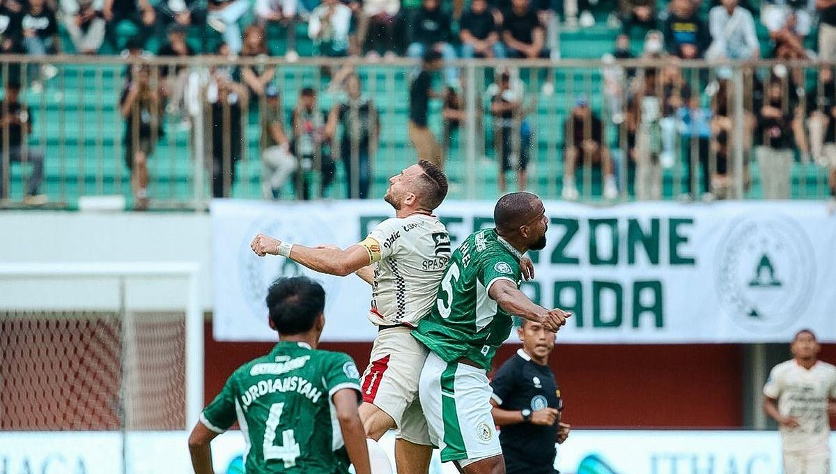 Oknum suporter meluapkan kekecewaan dengan turun ke lapangan setelah PSS Sleman dikalahkan Bali United 0-1 di Stadion Maguwoharjo Sleman, Jumat (3/11/23) Copyright: © Bali United