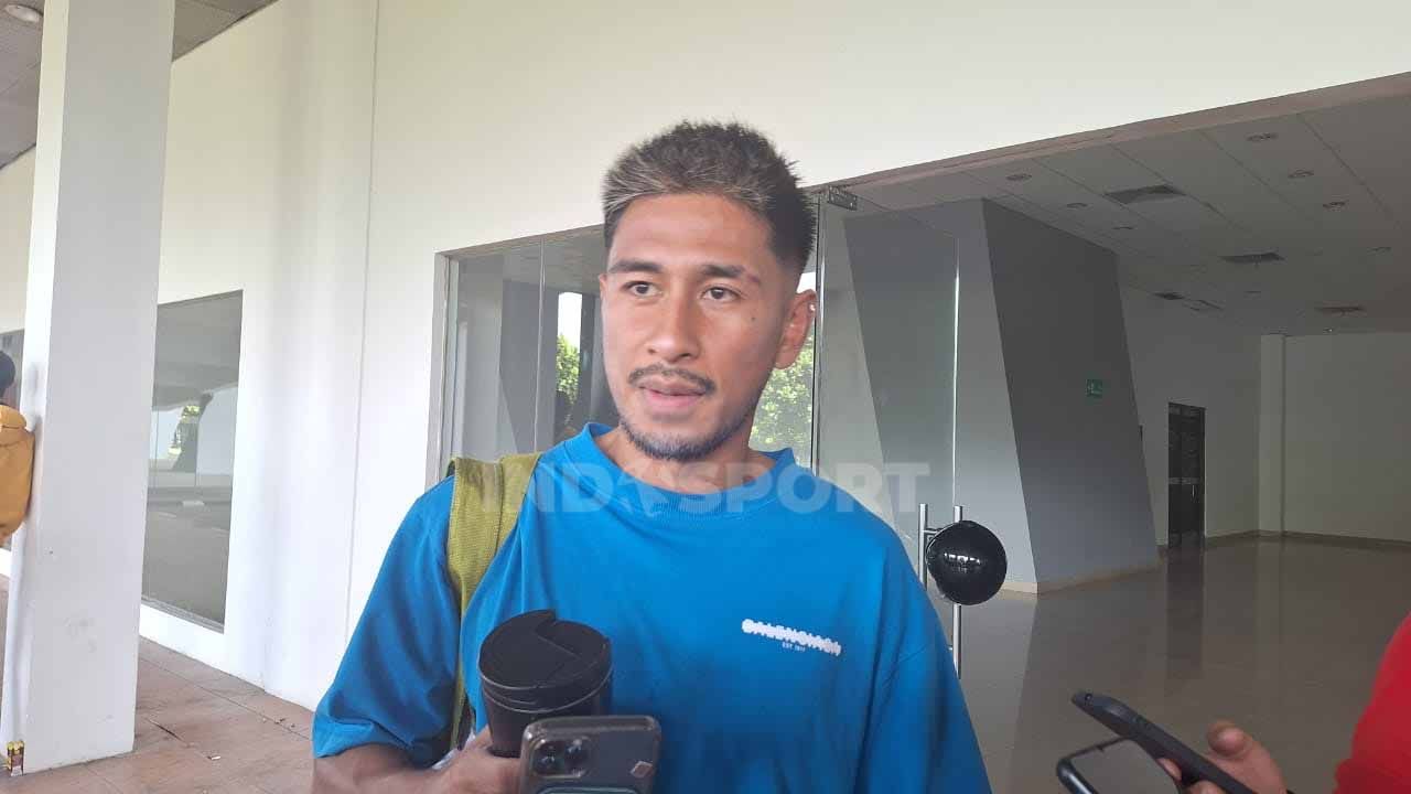 Bek Timnas Filipina, Daisuke Sato memberikan respon mengenai selebrasi winger Timnas Indonesia, Saddil Ramadani, di Kualifikasi Piala Dunia 2026 zona Asia. Copyright: © Arif Rahman/INDOSPORT