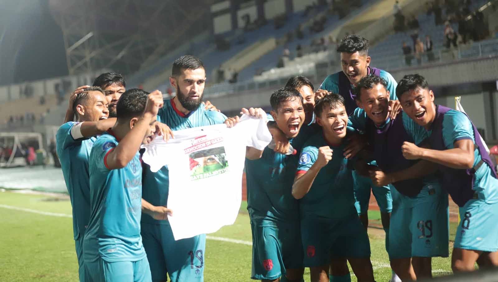 Selebrasi para pemain Persita usai memenangkan pertandingan melawan Barito Putera pada laga pekan ke-18 Liga 1 2023. (Foto: MO Persita Tangerang) Copyright: © MO Persita Tangerang