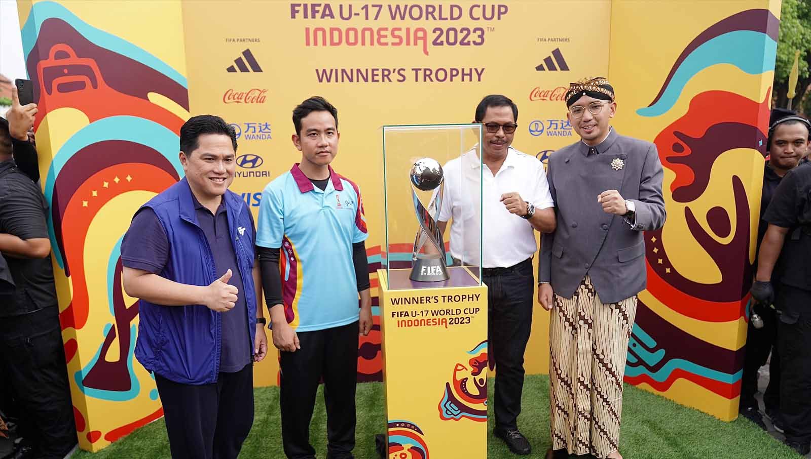 Ketua Umum PSSI, Erick Thohir bersama Walikota Solo, Gibran Rakabuming serta perwakilan dari Pura Mangkunegaran dan Pemprov Jateng berpose dengan trofi Piala Dunia U-17. (Foto: LOC Piala Dunia U-17) Copyright: © LOC Piala Dunia U-17