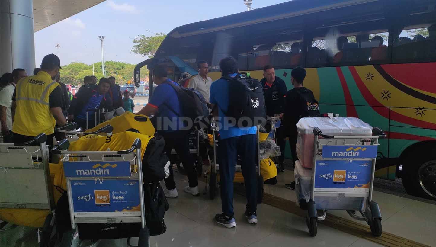 Beberapa barang bawaan Timnas Ekuador U-17 tidak bisa masuk ke dalam bagasi bus karena penuh. Panitia mengirimkan kendaraan tambahan untuk mengangkutnya. Copyright: © Fitra Herdian/INDOSPORT
