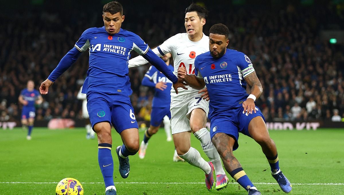 Son Heung-min mendapat pengawalan ketat Thiago Silva dan Reece James di laga Liga Inggris Tottenham vs Chelsea. Copyright: © Reuters/Matthew Childs