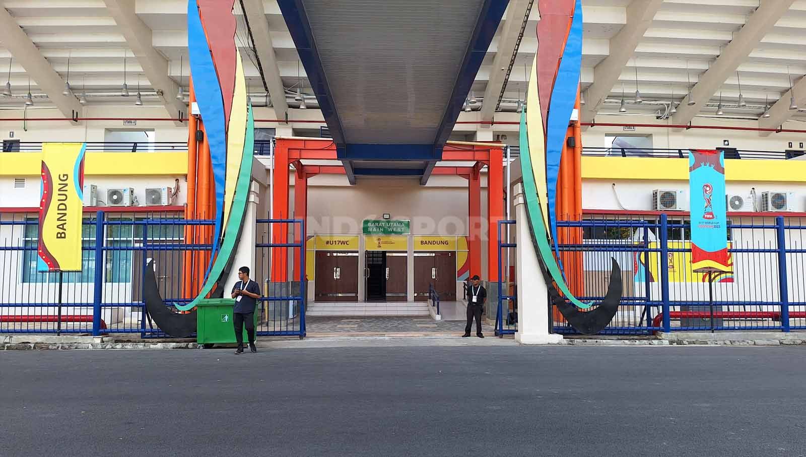 Pintu masuk Barat Utama Stadion Si Jalak Harupat, Kabupaten Bandung, Senin (06/11/23), tampak dijaga oleh petugas keamanan menjelang bergulirnya Piala Dunia U-17 2023. Copyright: © Arif Rahman/INDOSPORT