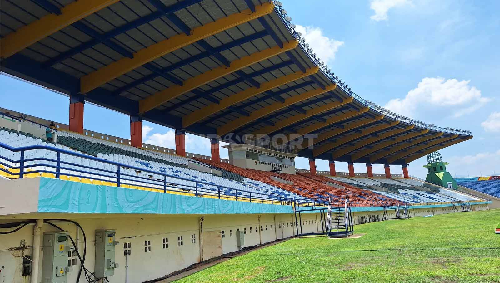Kondisi tribun Timur Stadion Si Jalak Harupat, Kabupaten Bandung, Senin (06/11/23) terlihat sudah rapih dan siap, jelang Piala Dunia U-17 2023. Copyright: © Arif Rahman/INDOSPORT