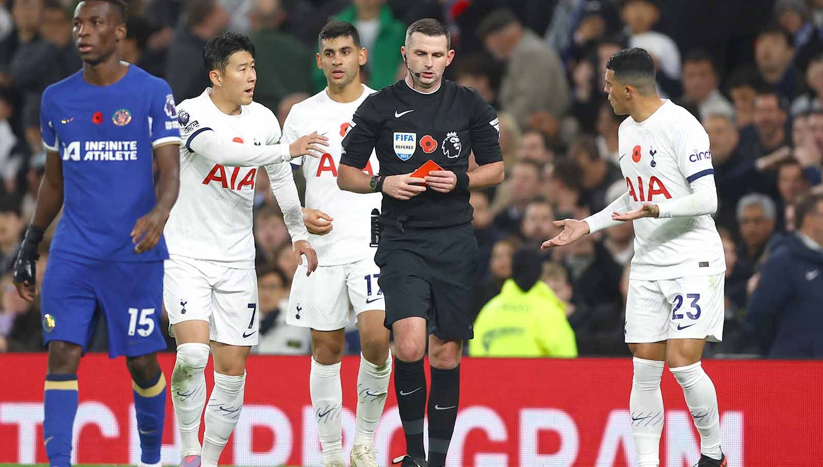 Pemain Tottenham Hotspur Son Heung-min memprotes wasit Michael Oliver setelah Cristian Romero mendapat kartu merah pada laga Liga Inggris di Stadion Tottenham Hotspur, London, Selasa (07/11/23). (Foto: Reuters/Matthew Childs) Copyright: © Reuters/Matthew Childs