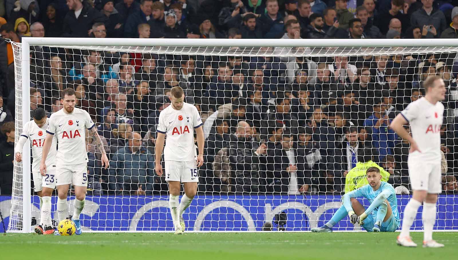 Para pemain Tottenham Hotspur Pierre-Emile Hojbjerg, Guglielmo Vicario dan Eric Dier terlihat sedih usai pertandingan pada laga Liga Inggris di Stadion Tottenham Hotspur, London, Selasa (07/11/23). (Foto: REUTERS/Matthew Childs) Copyright: © REUTERS/Matthew Childs