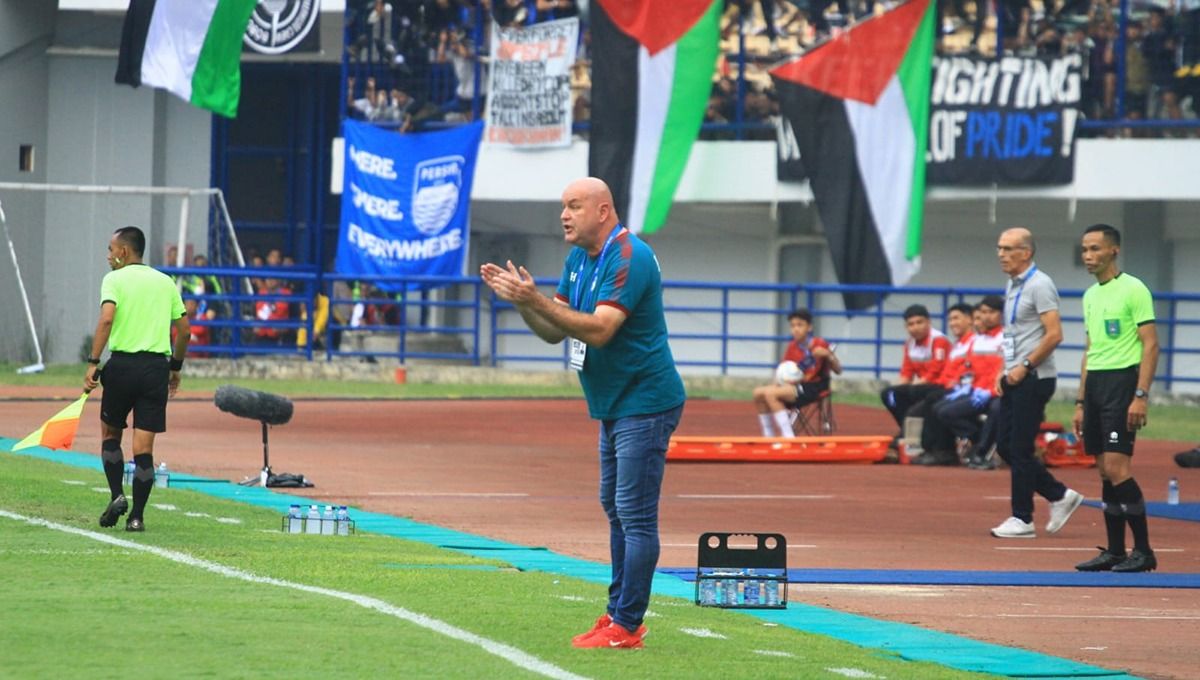 Pelatih Persib Bandung, Bojan Hodak, tidak ingin memberikan komentar mengenai kepemimpinan wasit asal Jepang saat lanjutan Liga 1 2023/2024 kontra Persik Kediri. Copyright: © Arif Rahman/INDOSPORT