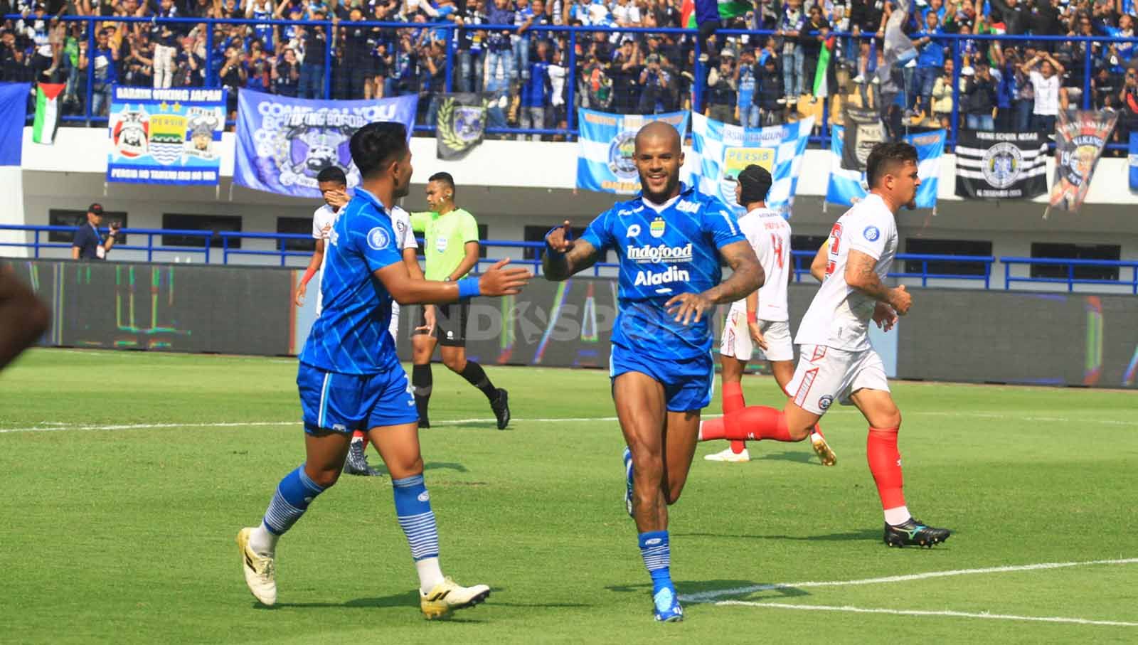 Selebrasi striker Persib, David da Silva usai mencetak gol ke gawang Arema FC pada pertandingan Liga 1 2023-2024 di Stadion GBLA, Kota Bandung, Rabu (08/11/23). Copyright: © Arif Rahman/INDOSPORT