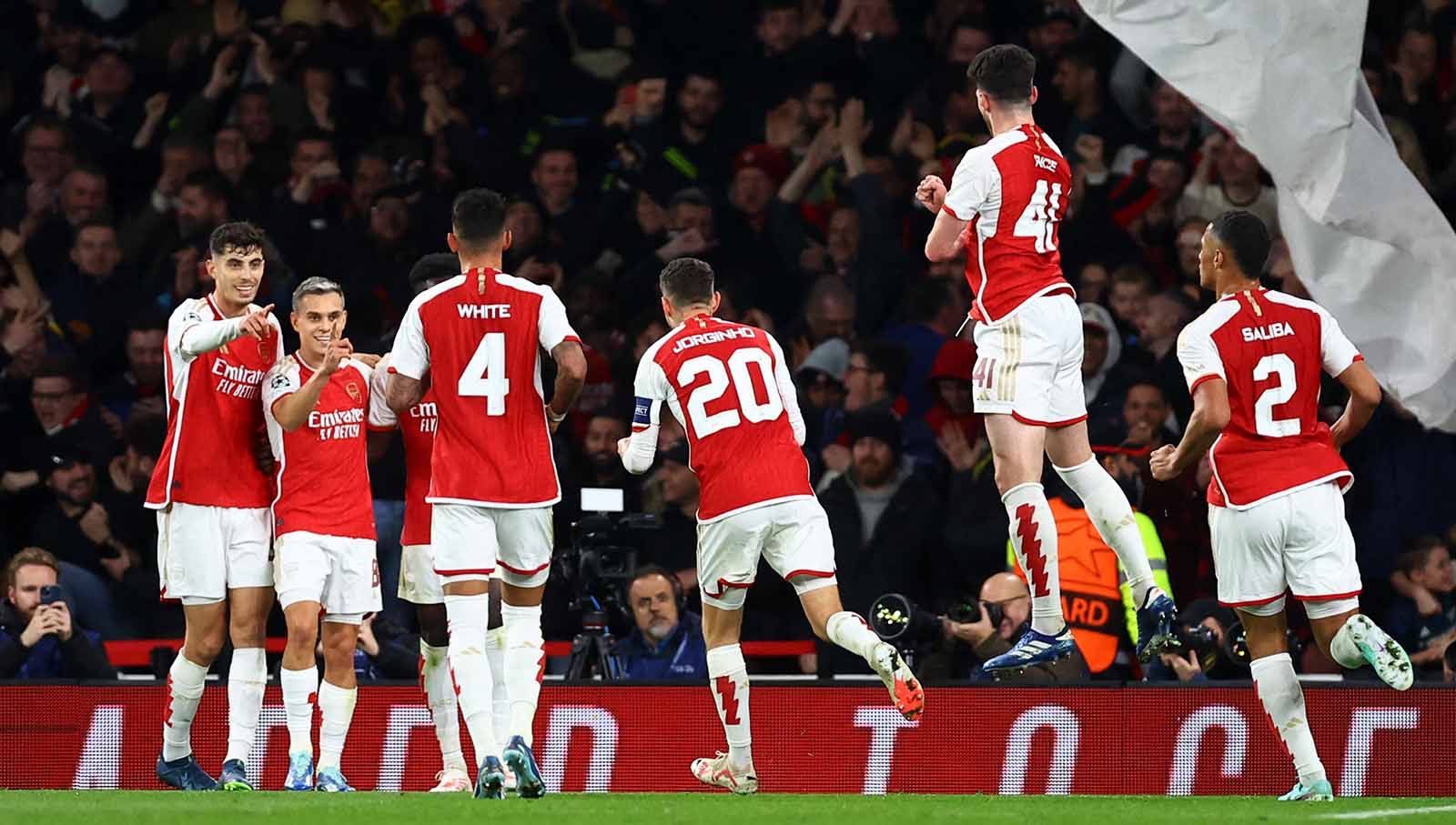 Selebrasi pemain Arsenal Leandro Trossard usai mencetak gol ke gawang Sevolla bersama rekan setimnya pada laga Liga Champions di Stadion Emirates, Kamis (09/11/23). (Foto: REUTERS/Hannah Mckay) Copyright: © REUTERS/Hannah Mckay