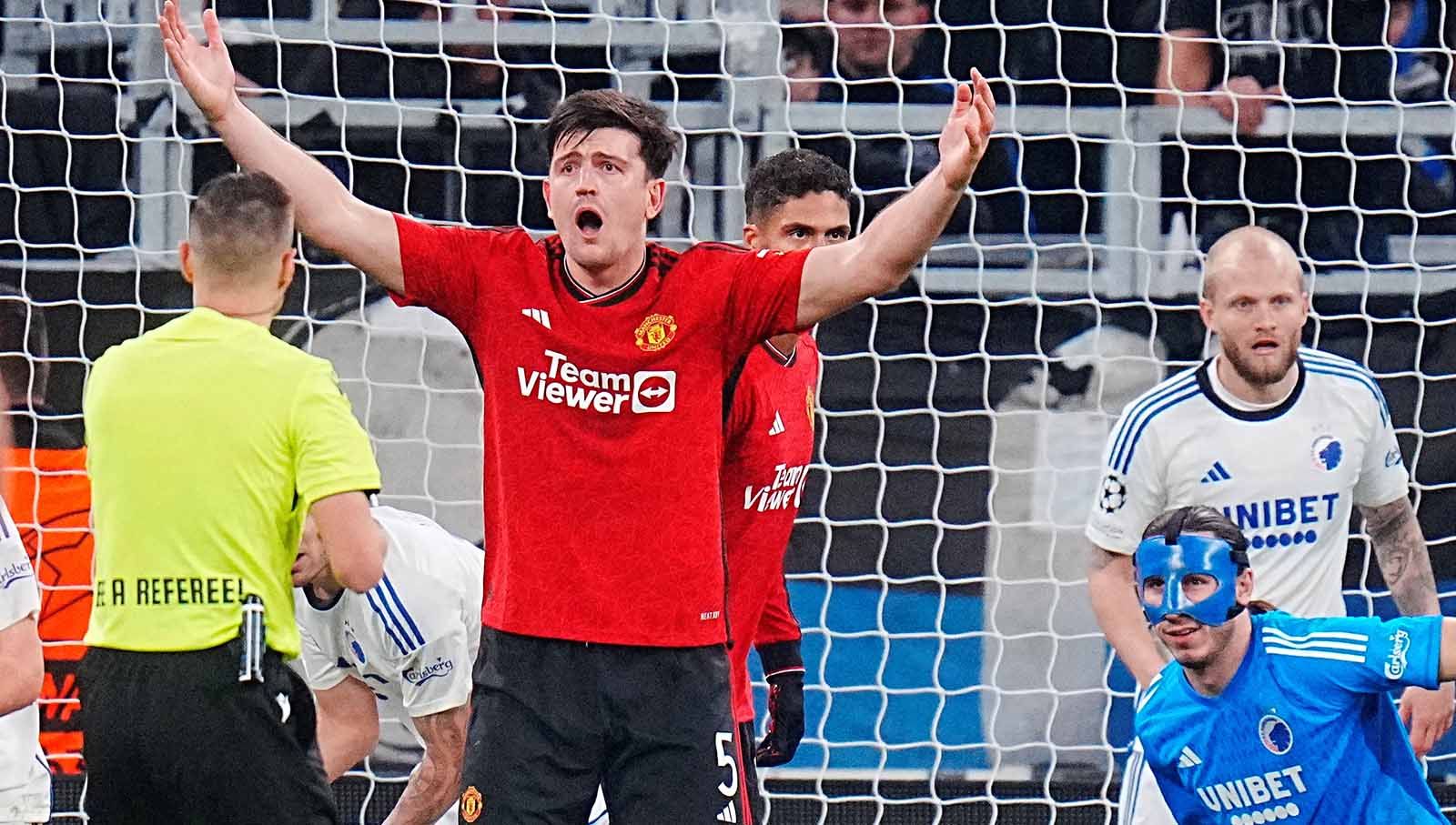 Harry Maguire memprotes keputusan wasit Donatas Rumsas saat penalti diberikan kepada Copenhagen pada laga Liga Champions di Stadion Telia Parken, Kamis (09/11/23). (Foto: REUTERS/Liselotte Sabroe/Ritzau Scanpix) Copyright: © REUTERS/Liselotte Sabroe/Ritzau Scanpix