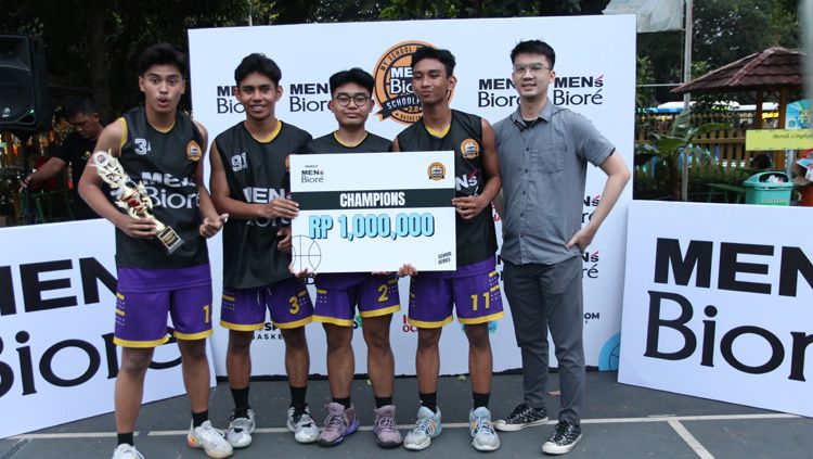 SMA Al Ma'Ruf sukses menjadi juara di Men's Biore School Pride Basketball 3x3 Series 1 yang digelar di SMAN 70, Jakarta Selatan. Copyright: © Hendro Hardiyanto/Indosport