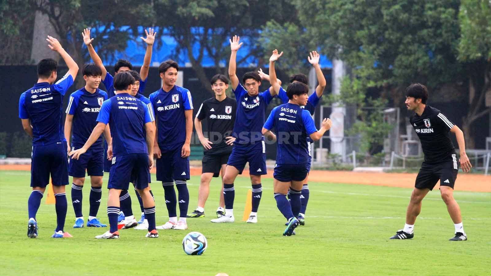 Timnas Jepang U-17, menggelar latihan di Lapangan Sepakbola Saraga ITB, Kota Bandung, Kamis (09/11/2023), mereka menikmati sesi latihantersebut. Pada Piala Dunia U-17 2023, mereka tergabung di grup D melawan Polandia, Argentina, dan juga Senegal. Copyright: © Arif Rahman/INDOSPORT