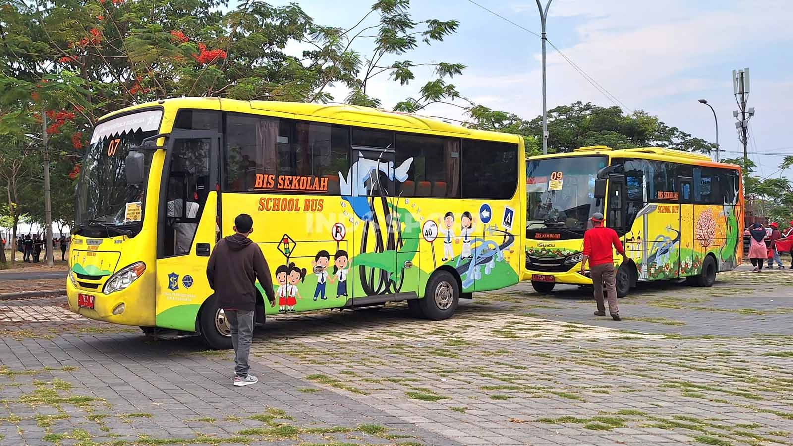 Shuttle bus berupa bus sekolah dikerahkan Pemkot Surabaya mengakomodir penonton ke Stadion GBT, Jumat (10/11/23). (Foto: Ian Setiawan/INDOSPORT) Copyright: © Ian Setiawan/INDOSPORT