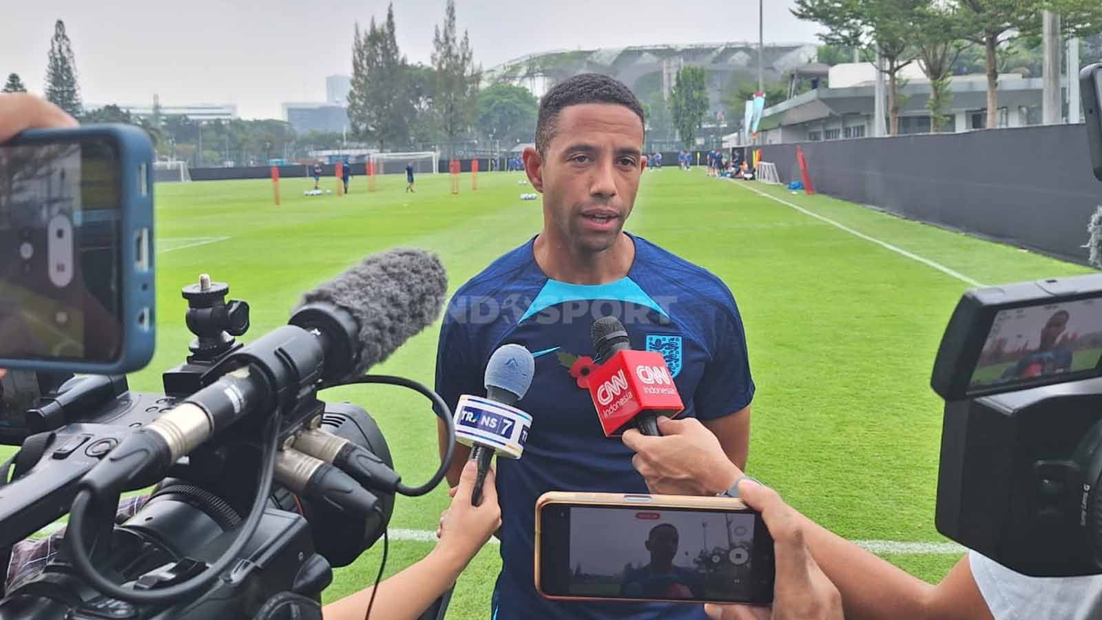 Pelatih Timnas Inggris U-17, Ryan Garry. (Foto: Petrus Manus Da Yerimon/INDOSPORT) Copyright: © Petrus Manus Da Yerimon/INDOSPORT