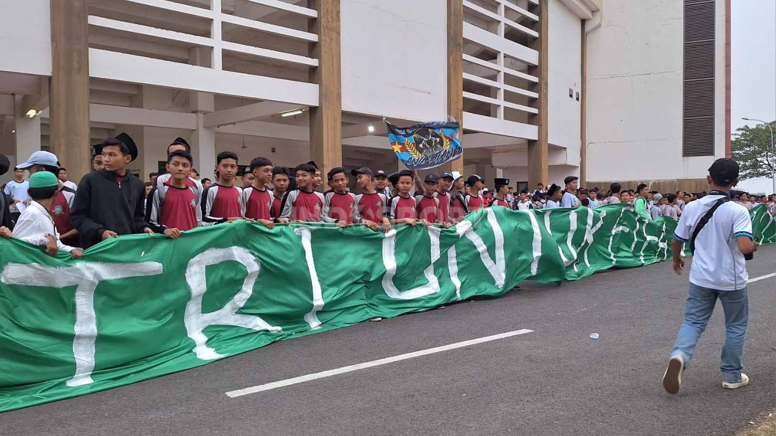 Ribuan santri dari Ponpes yang berada di Bangkalan Madura ikut menyaksikan pertandingan Timnas Indonesia U-17 melawan Ekuador U-17 di Stadion Gelora Bung Tomo, Jumat (10/11/23). (Foto: Ian Setiawan/INDOSPORT) Copyright: &copy; Ian Setiawan/INDOSPORT