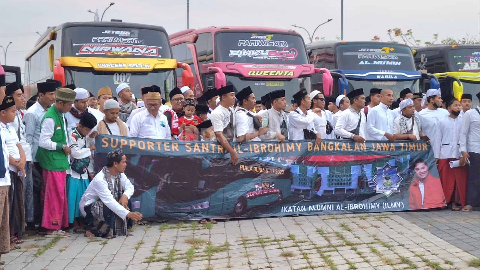 Ribuan santri dari Ponpes yang berada di Bangkalan Madura ikut menyaksikan pertandingan Timnas Indonesia U-17 melawan Ekuador U-17 di Stadion Gelora Bung Tomo, Jumat (10/11/23). (Foto: Ian Setiawan/INDOSPORT) Copyright: &copy; Ian Setiawan/INDOSPORT
