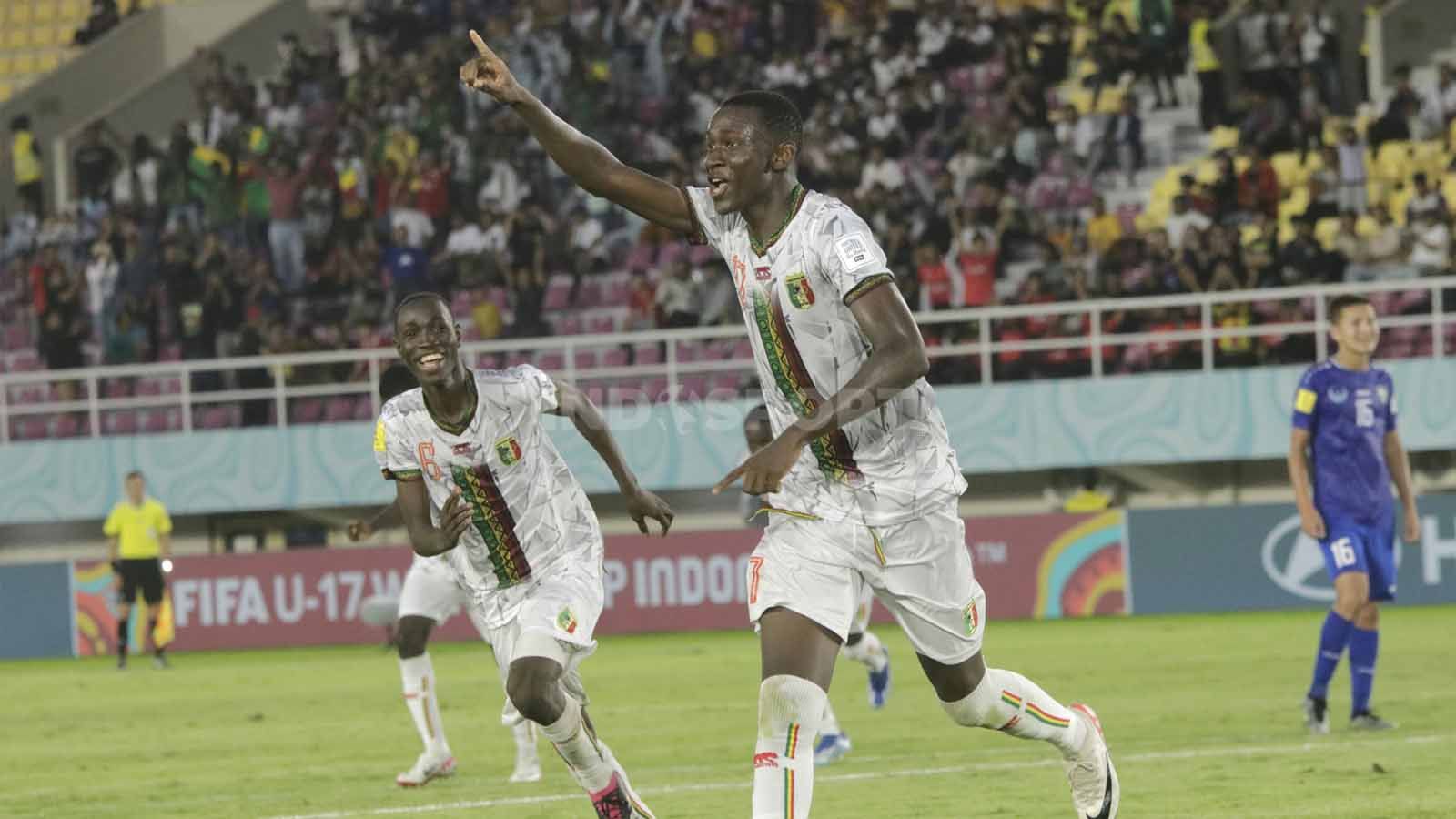 Penyerang Timnas Mali U-17, Mamadou Doumbia, saat mencetak hattrick ke gawang Uzbekistan U-17 dalam pertandingan pembuka Piala Dunia U-17 2023 grup B di Stadion Manahan Solo, Jumat (10/11/23). (Foto: Nofik Lukman Hakim/INDOSPORT) Copyright: © Nofik Lukman Hakim/INDOSPORT