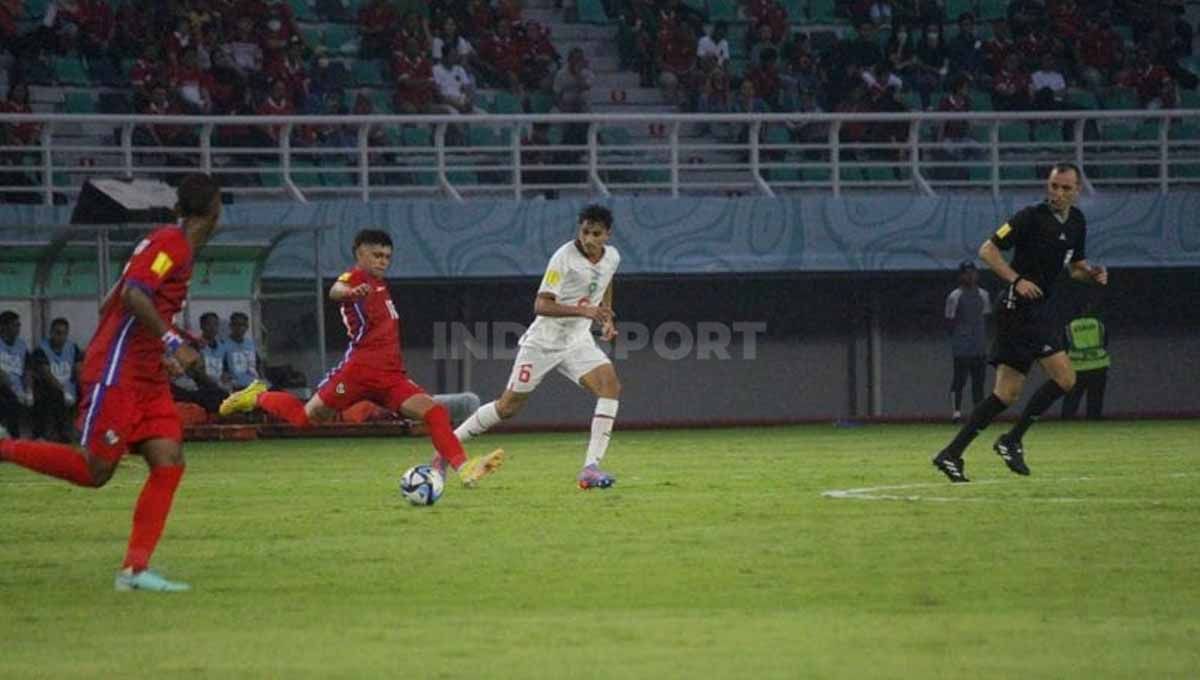 Pemain Panama U-17 Jael Pierre dikawal ketat pemain Maroko U-17 Mehdi Akoumi pada laga Piala dunia U-17 di Stadion GBT Surabaya. Copyright: © Fitra Herdian/INDOSPORT