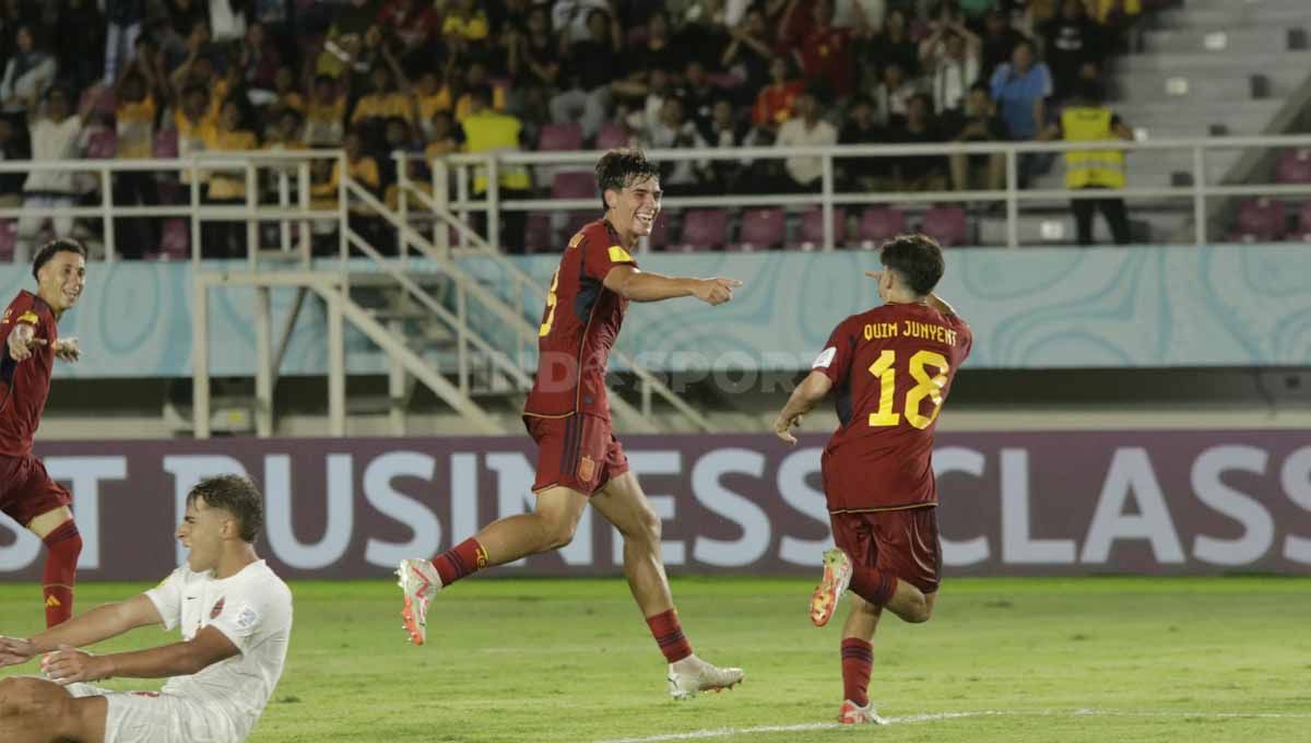Gelandang Spanyol U-17, Quim Junyent, saat merayakan gol ke gawang Kanada U-17 bersama Marc Guiu dalam pertandingan Piala Dunia U-17 2023 grup B di Stadion Manahan Solo, Jumat (10/11/23). Copyright: © Nofik Lukman Hakim/INDOSPORT