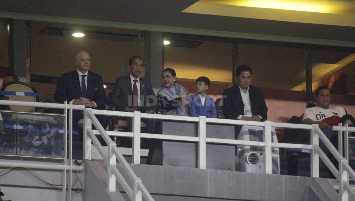 Presiden Joko Widodo, Iriana Joko Widodo beserta Jan Etes, Presiden FIFA Gianni Infantino, Ketua PSSI Erick Thohir dan Prabowo Subianto menghadiri pembukaan Piala Dunia U-17 di Stadion GBT, Jumat (10/11/23). (Foto: Fitra Herdian/INDOSPORT) Copyright: © Fitra Herdian/INDOSPORT