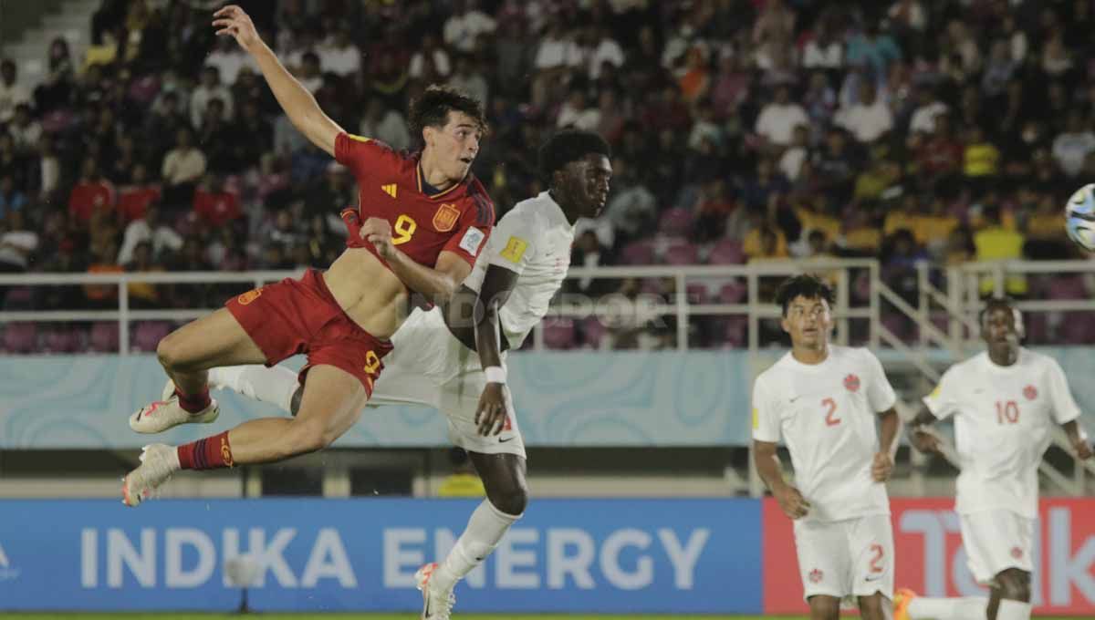 Bomber Spanyol, Marc Guiu, melakukan flying header ke gawang Kanada U-17 dalam pertandingan Piala Dunia U-17 2023 grup B di Stadion Manahan Solo, Jumat (10/11/23). (Foto: Nofik Lukman Hakim/INDOSPORT) Copyright: © Nofik Lukman Hakim/INDOSPORT