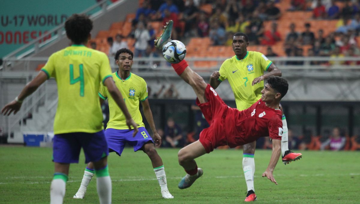 Pemain Iran melakukan tendangn salto ke gawang Brasil pada laga fase grup C Piala Dunia U-17 di Stadion JIS, Sabtu (11/11/23). Copyright: © Herry Ibrahim/INDOSPORT